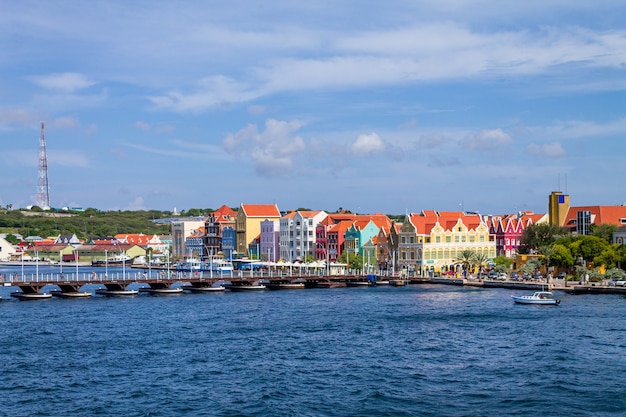 Il ponte della regina Emma nella città di willemstad