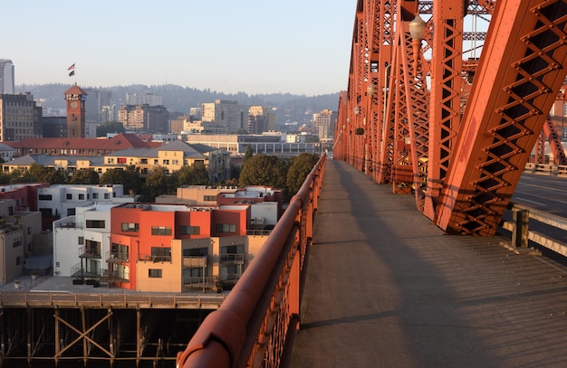 Il ponte di Broadway a Portland dipinto di rosso