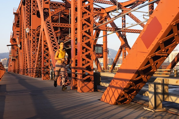 Il ponte di Broadway a Portland dipinto di rosso