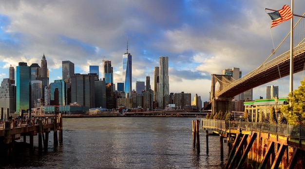 Il ponte di Brooklyn e lo skyline di Manhattan da Brooklyn, New York.