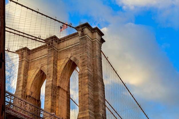 Il ponte di Brooklyn, New York. Dettaglio architettonico al tramonto estivo.