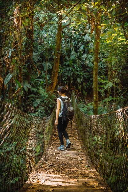 Il ponte di legno nel Parco Nazionale Cerro Azul Meambar Panacam sul Lago Yojoa