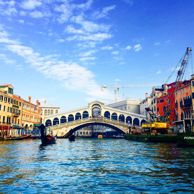 Il ponte di Rialto sul Gran Canale contro il cielo