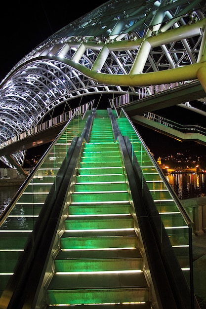 Il ponte di Tbilisi, in Georgia durante la notte