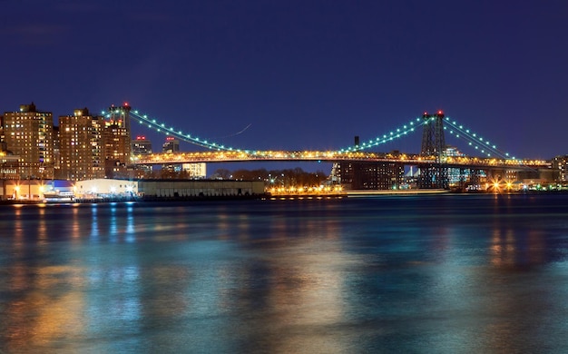 Il ponte di Williamsburg di notte che attraversa l'East River tra Brooklyn e Manhattan