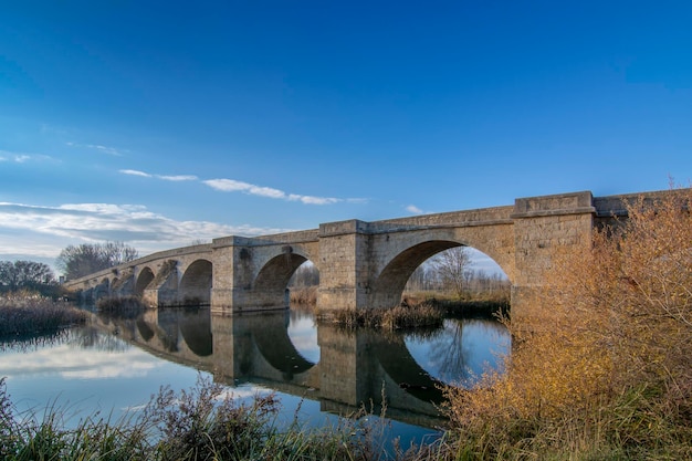 Il ponte Fitero è un ponte medievale sul fiume Pisuerga a Palencia in Spagna