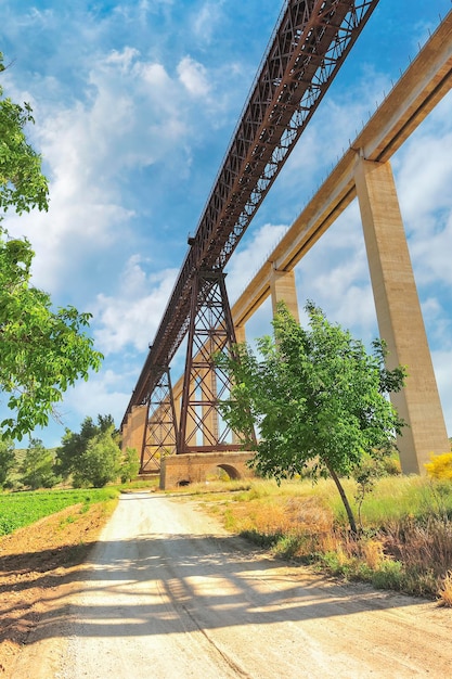 Il ponte hacho di gustave eiffel sulla linea ferroviaria nel comune di guadahortuna