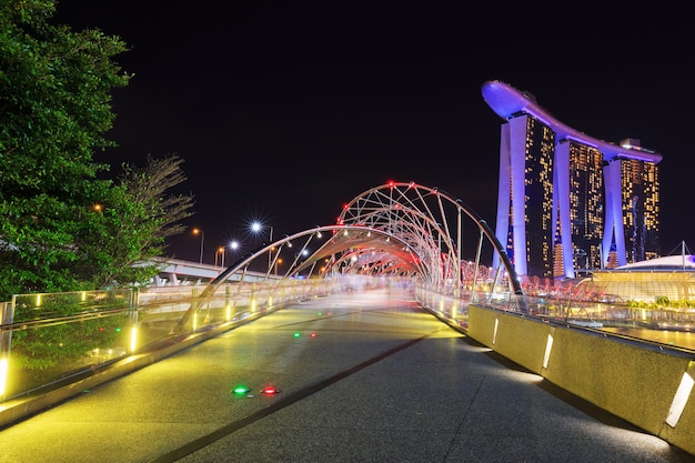 Il ponte Helix di notte a Singapore