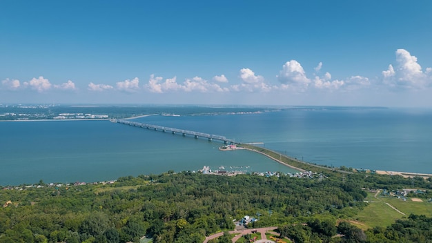 Il ponte imperiale è un ponte combinato automobilistico e ferroviario attraverso il bacino idrico del fiume Volga Kuibyshev nella città di Ulyanovsk