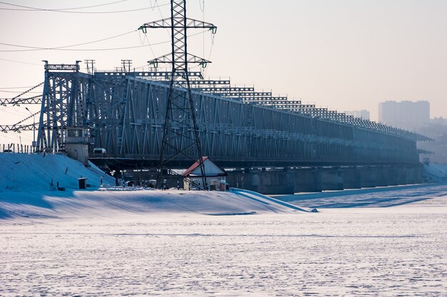 Il ponte imperiale sul Volga a Ulyanovsk. Inverno. È stato costruito nel 1916.