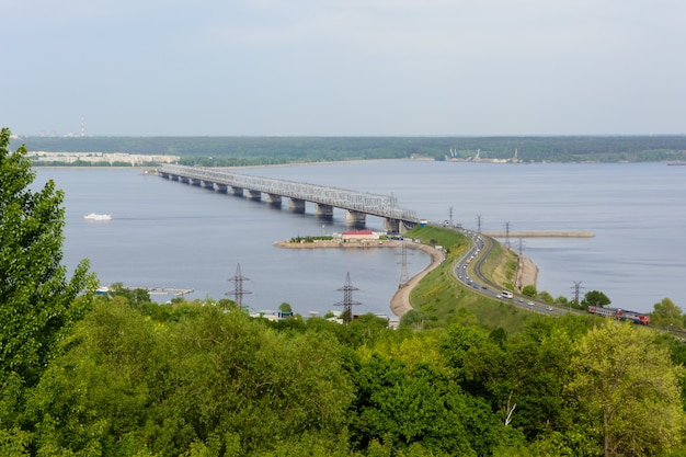 Il ponte imperiale sul Volga. Un ponte sul fiume Volga in primavera a Ulyanovsk, Russia. La vista dall'alto dell'argine del Volga a Ulyanovsk.