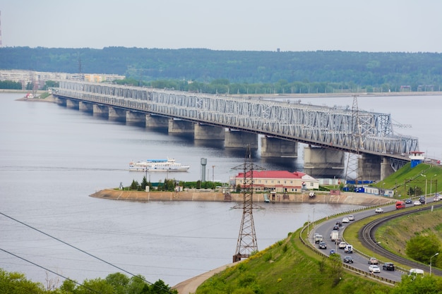 Il ponte imperiale sul Volga. Un ponte sul fiume Volga in primavera a Ulyanovsk, Russia. La vista dall'alto dell'argine del Volga a Ulyanovsk.