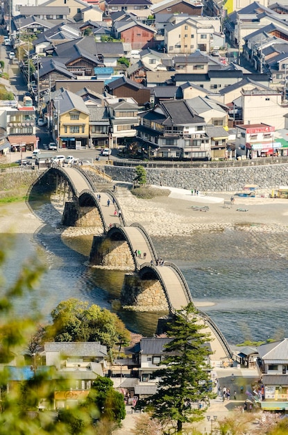 Il ponte Kintai, uno dei più antichi del Giappone, visto dall'alto del castello di Iwakuni. Iwakuni, Giappone