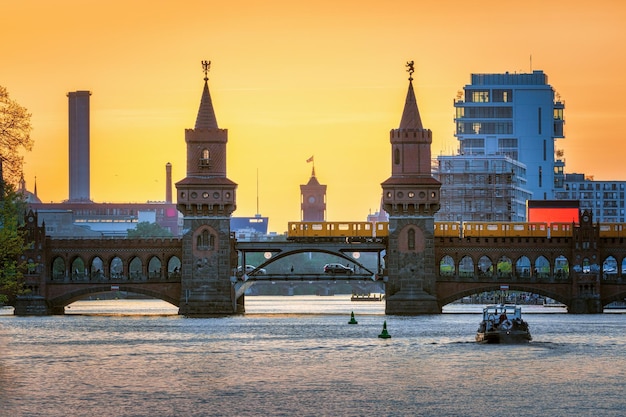Il ponte Oberbaum sul fiume contro il cielo durante il tramonto