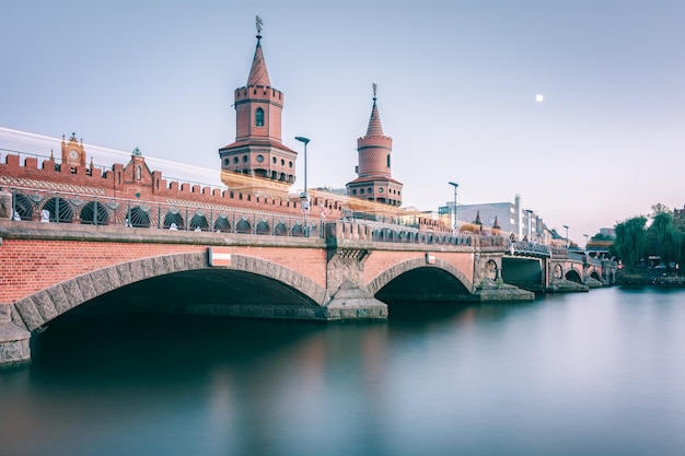 Il ponte Oberbaum sul fiume Spree contro il cielo durante il tramonto