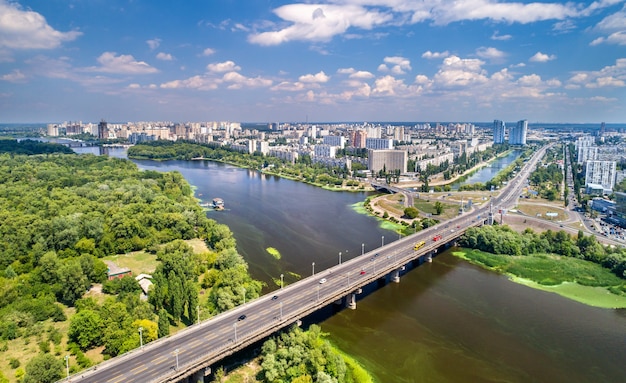 Il ponte Paton e il distretto Rusanivka di Kiev, capitale dell'Ucraina