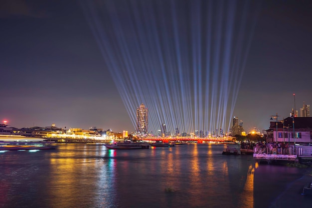 Il ponte Phra Phuttha Yodfa o il Memorial Bridge si illuminano con lo spettacolo di fuochi d'artificio 'Vijit Chao Phraya' spettacolo di luci con fuochi d'artificio al Memorial Bridge