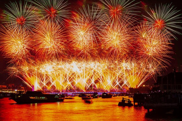 Il ponte Phra Phuttha Yodfa o il Memorial Bridge si illuminano con lo spettacolo di fuochi d'artificio 'Vijit Chao Phraya' spettacolo di luci con fuochi d'artificio al Memorial Bridge
