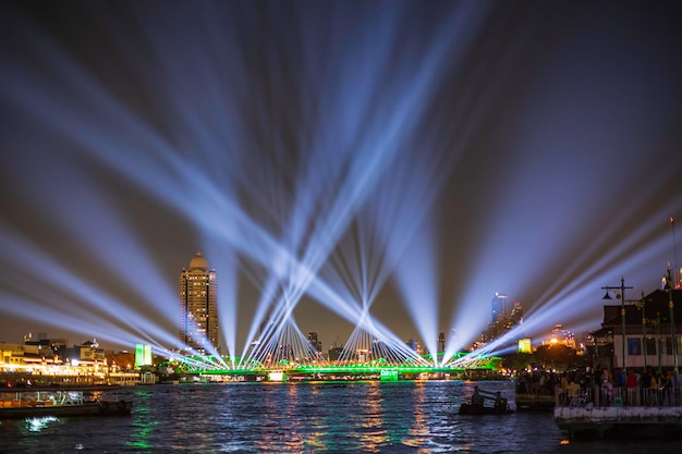 Il ponte Phra Phuttha Yodfa o il ponte commemorativo si illuminano con lo spettacolo di fuochi d'artificio 'Vijit Chao Phraya' spettacolo di luci con fuochi d'artificio al Memorial Bridge