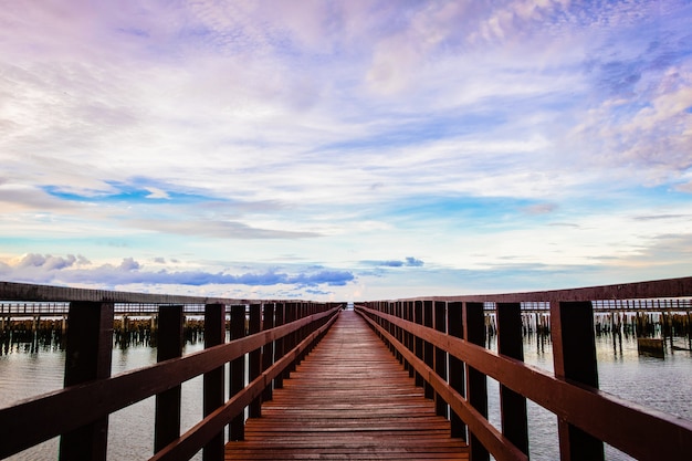 Il ponte rosso e il sole o il tramonto sull&#39;orizzonte