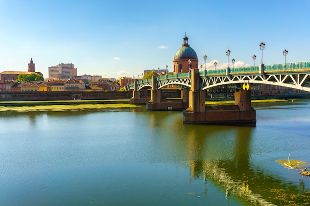 Il ponte Saint-Pierre passa sopra la Garonna