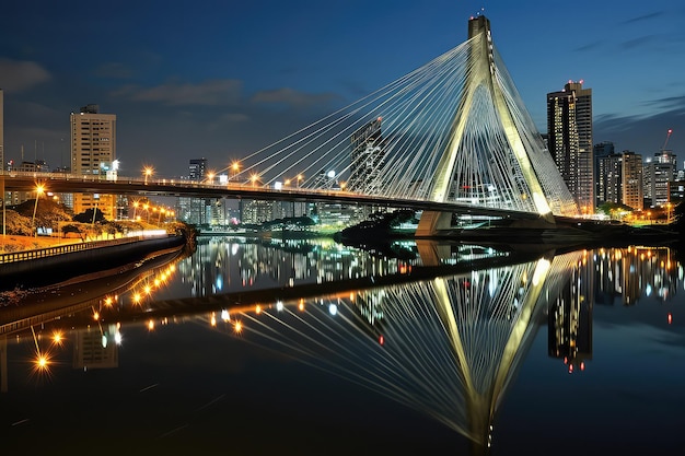 Il ponte sopraelevato di Sao Paulo di notte