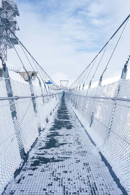 Il ponte sospeso invernale della stazione sciistica di Engelberg in Svizzera è panoramico