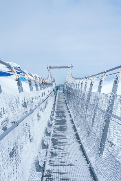 Il ponte sospeso invernale della stazione sciistica di Engelberg in Svizzera è panoramico