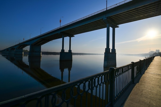 il ponte sul fiume che va in lontananza al tramonto