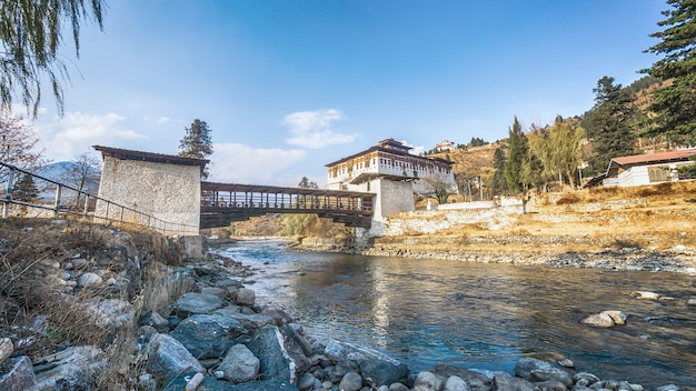 Il ponte sul fiume con il palazzo, Paro Rinpung Dzong, Bhutan