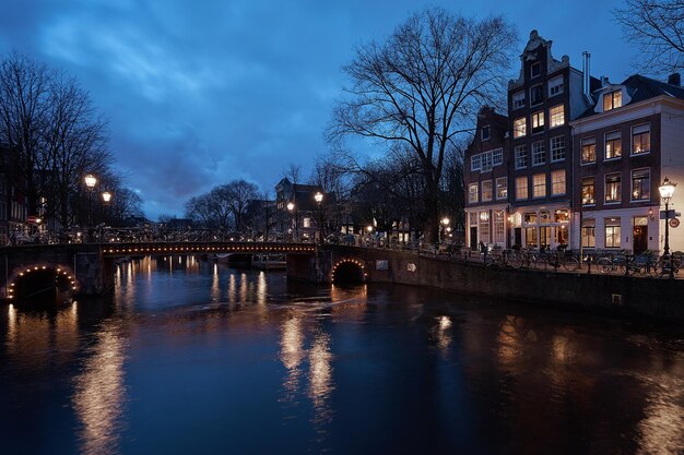 Il ponte sul fiume di notte