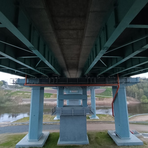 Il ponte sul fiume è in acciaio.