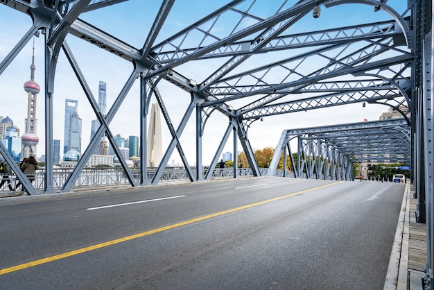 Il ponte Waibaidu a Shanghai, in Cina