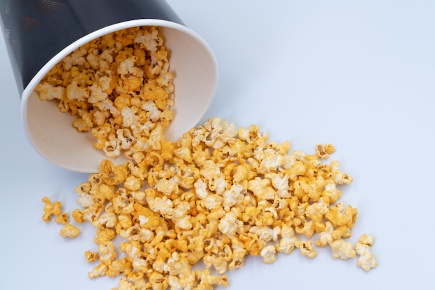 Il popcorn è stato versato dal secchio. Colpo dalla vista dall'alto