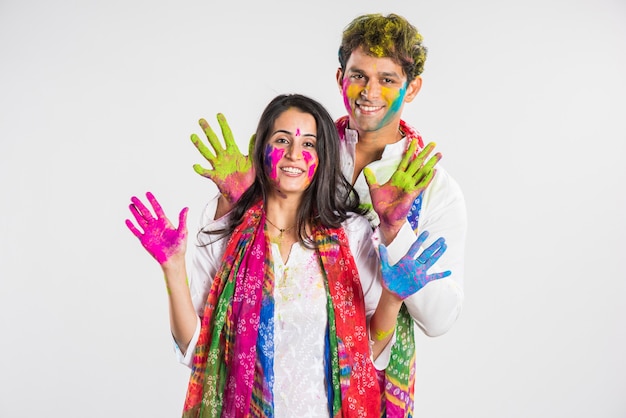 Il popolo indiano celebra l'holi con il dolce laddu, i colori in thali e gli schizzi di colore