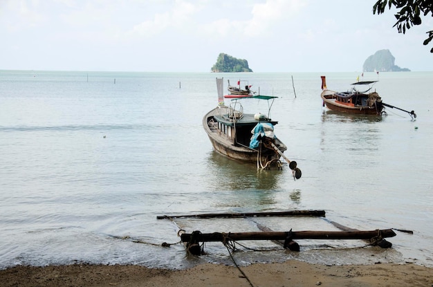 Il popolo tailandese asiatico ferma la barca a motore in legno alla baia sulla spiaggia di Koh Yao Noi il tempo di attesa riceve e invia i passeggeri viaggiano verso Phuket e Koh Yao Yai a Phang Nga Thailandia