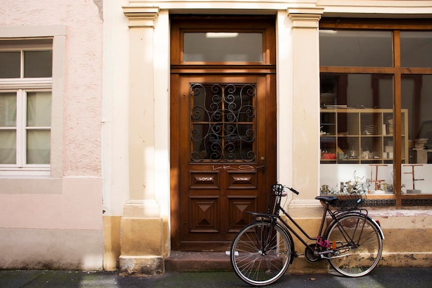 Il popolo tedesco si ferma e blocca la bicicletta davanti alla casa classica e retrò a Heidelberger o nella città vecchia di Heidelberg il 25 agosto 2017 a Heidelberg Germania