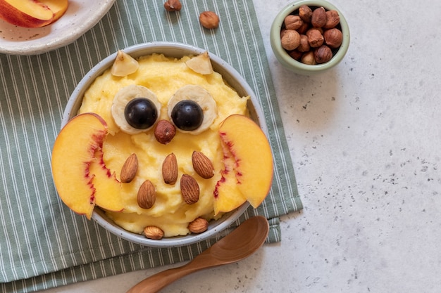 Il porridge della colazione per bambini con frutta sembra un simpatico gufo