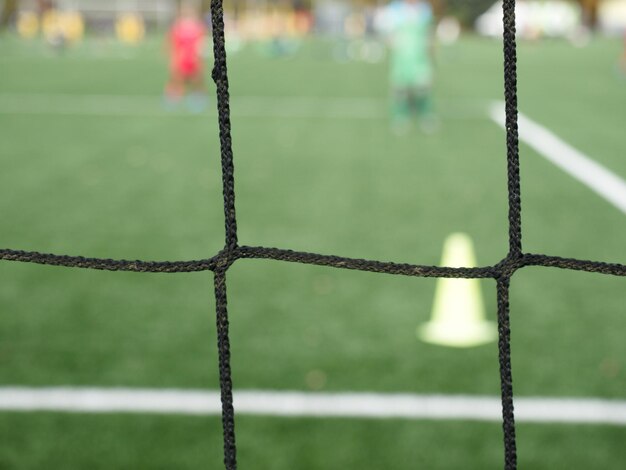 Il portiere guarda un portiere di calcio che prende una palla