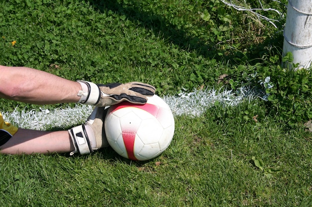 il portiere prende la palla