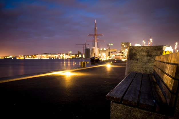 Il porto di notte in Danimarca con i lampioni