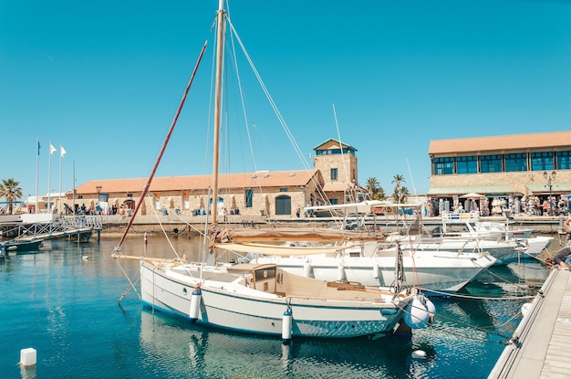 Il porto di Paphos in primavera Barche e navi sono ormeggiate nel porto