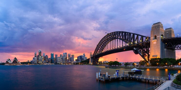 Foto il porto di sydney mentre la tempesta sta arrivando il 9 dicembre 2015 al ponte del porto a sydney, in australia
