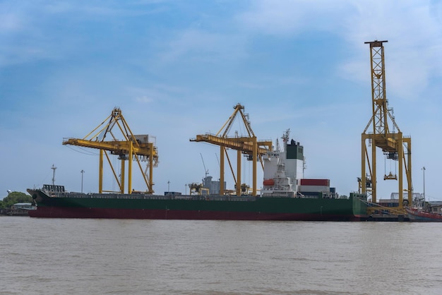 Il porto mercantile è stato colpito da una grossa gru La nave mercantile ha attraccato al porto di importazione ed esportazione