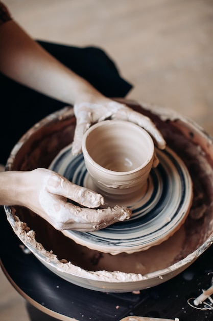 Il posto di lavoro di un vasaio Potter fa una brocca