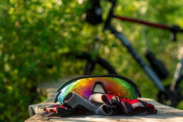 Il power bank carica uno smartphone nella foresta sullo sfondo di una bicicletta.