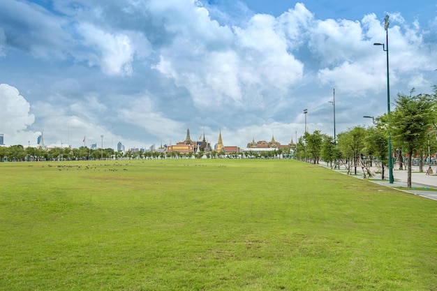 Il prato sullo sfondo del giorno è il Grand Palace Bangkok, uno dei famosi parchi a tema della Thailandia per i turisti