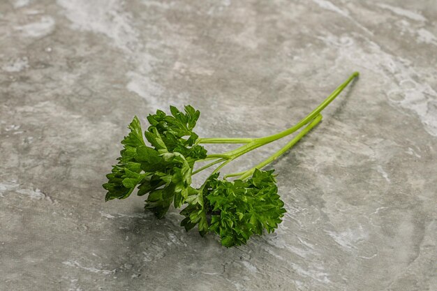 Il prezzemolo verde lascia il mucchio dell'aroma isolato