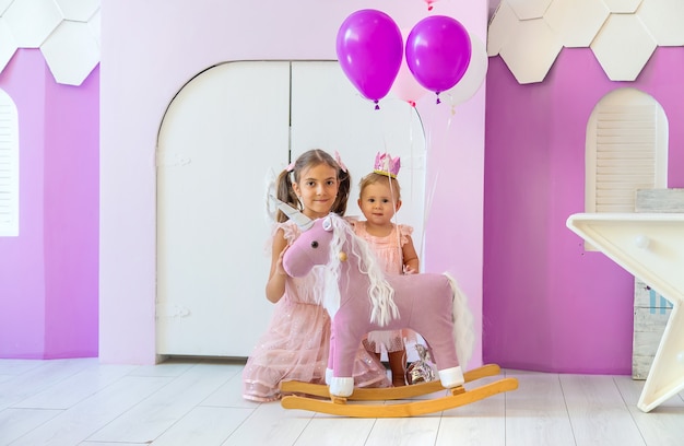 Il primo anno del bambino è una sessione fotografica. Messa a fuoco selettiva.