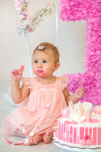 Il primo anno del bambino è una torta. Messa a fuoco selettiva.